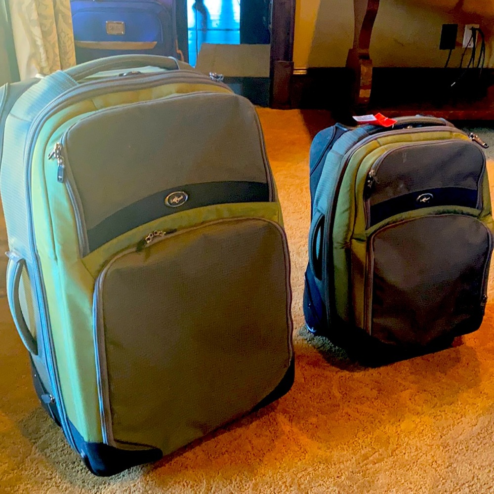 Eagle creek suitcase and carry on